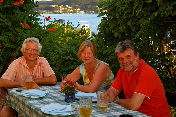 Sie genießen den Sonnenuntergang auf der Insel Rab (von links): Holger Barkhau, Gerda Deitmar, Reinhard Deitmar