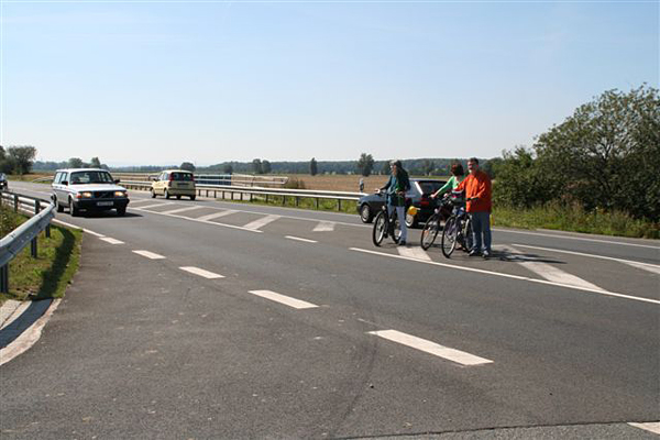 Sabine Auschra, Inge Brockmann und Klaus Thiele von den Cremlinger Grünen versuchen die Landesstraße L 625 Richtung Herzogsberge zu überqueren.
