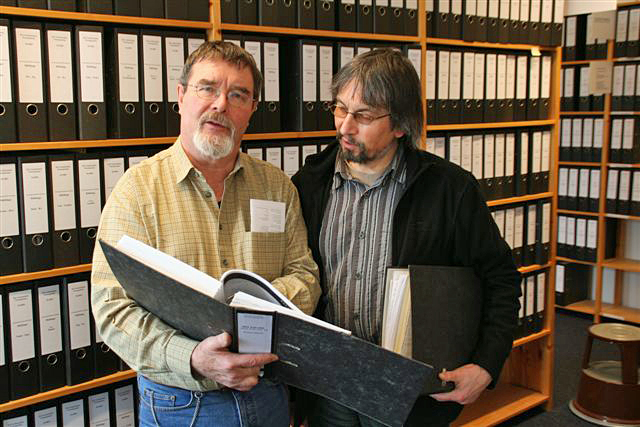 Klaus Thiele und Diethelm Krause-Hotopp im Archiv des KZ Neuengamme