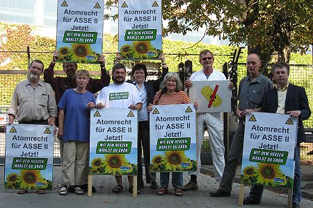 GRÜNE Protestaktion vor dem Atommülllager Asse - Forderung nach Öffentlichkeitsbeteiligung