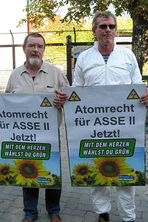 GRÜNE Protestaktion vor dem Atommülllager Asse - Forderung nach Öffentlichkeitsbeteiligung