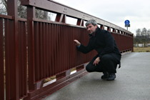 Der Vorsitzende des Bauausschusses Stefan Brix beim Begutachten der Brücke im Wolfsburger Allerpark
