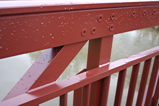 Detail der Alu-Brücke mit Verschraubungen und Schweißnaht